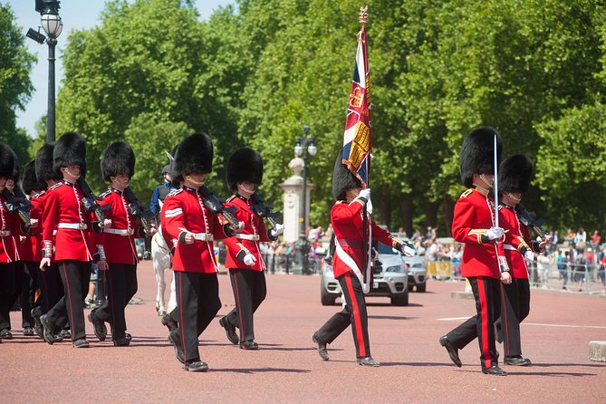 Changing of the Guard Guided Tour at Buckingham Palace - Weather and the Wet Change: How to Think About Risk in London