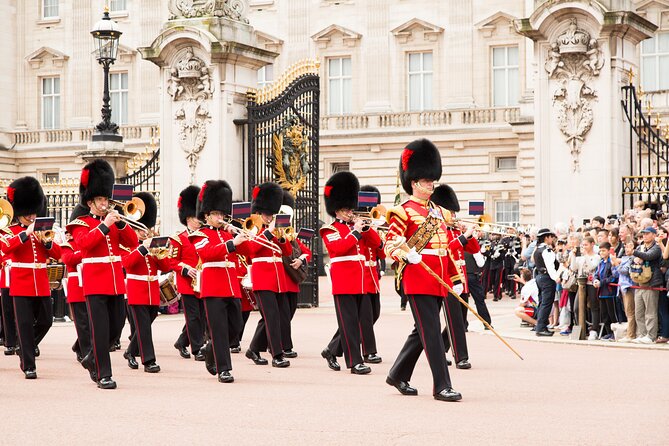 Changing of the Guard Guided Tour at Buckingham Palace - The 90 Minutes of Watching: How You Get Multiple Great Views