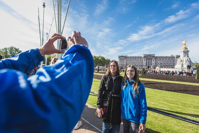 Changing of the Guard Guided Walking Tour in London - Where it starts: Piccadilly Circus to get your bearings fast
