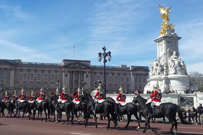Changing of the Guard Guided Walking Tour in London - The Mall walk: the closest, most usable views