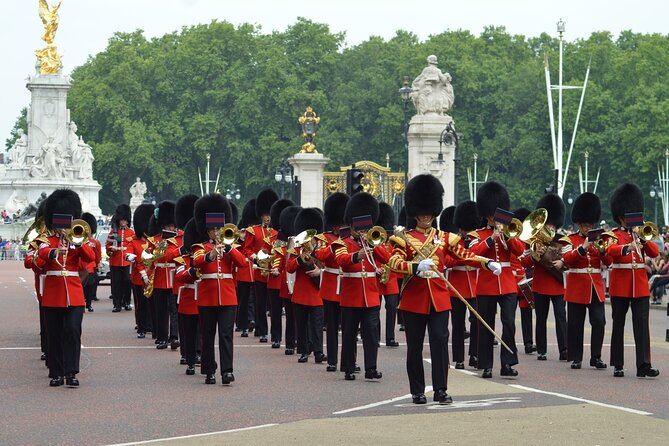 Changing of the Guard Walking Tour - Stop 1: Changing of the Guard Viewing That Actually Uses Your Time (30 Minutes)