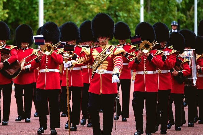 Changing of the Guard Walking Tour in London at Buckingham Palace - Victoria Palace Theatre: where you meet and how you avoid early confusion