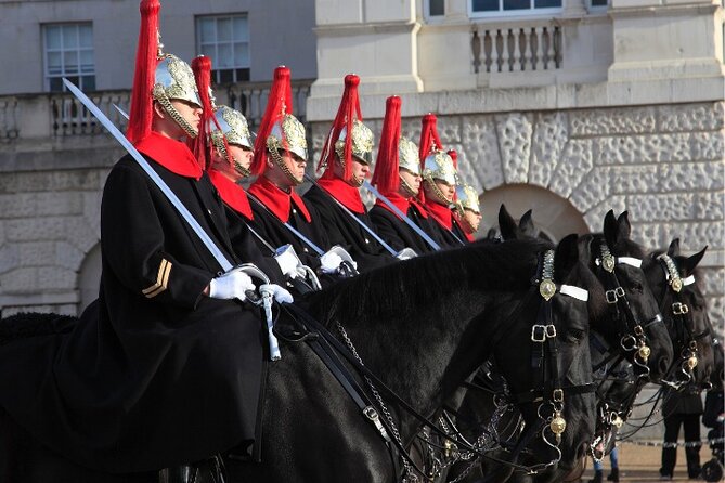 Changing of the Guard Walking Tour in London at Buckingham Palace - The Mall and St James’s Park: the walk between spectacle and calm