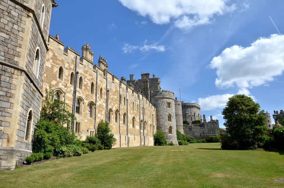 From London: Half-Day Trip to Windsor with Castle Tickets - Your guide on the bus: how the commentary changes the experience