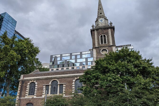 Jack the Ripper Tour in Spanish - Goulston Street and Lilian Knowles House: lesser-known stops that add texture