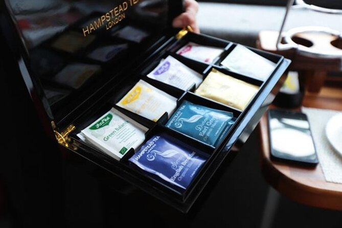 London Afternoon Tea Bus with Panoramic Tour - Service and Commentary: Helpful Staff, Limited Landmark Announcements