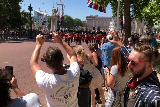 London Bike Tour: Landmarks, Secret Gems, Pub Stop & Street Art - Royal parks to Horseguards: St James’s Park and the Mall on car-free Sundays