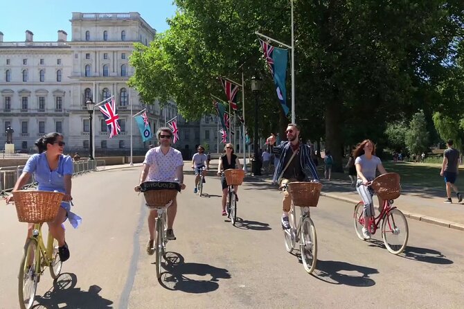 London Bike Tour: Landmarks, Secret Gems, Pub Stop & Street Art - Admiralty Arch, Trafalgar Square, and the Covent Garden switch
