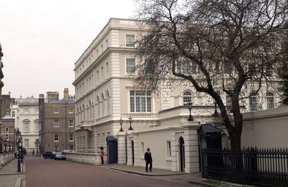 London: Buckingham Palace & Changing of the Guard Experience - Santander to Green Park: the easy start with real royal context