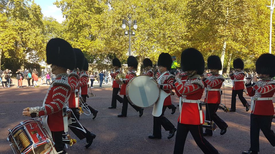 London: Buckingham Palace, Westminster Abbey & Big Ben Tour - Buckingham Palace exterior time: more than just a postcard shot