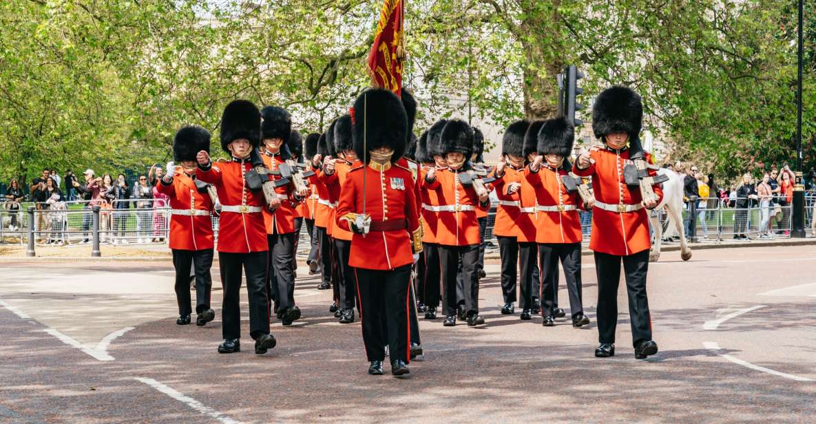 London: Changing of the Guard Tour by Buckingham Palace - The walking segment: marching rhythm, smart positioning, and real context