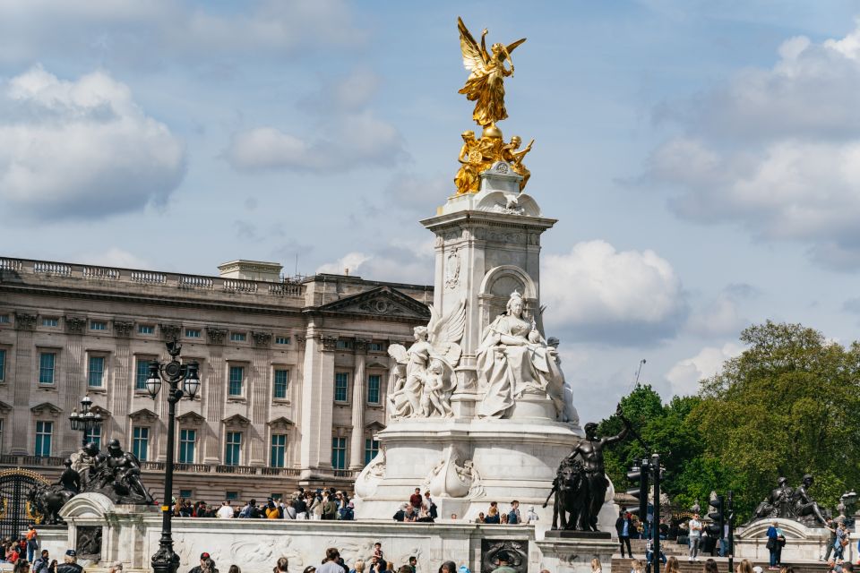 London: Changing of the Guard Tour by Buckingham Palace - What guard display you’ll actually see: foot guards, horse guards, and the Sunday version