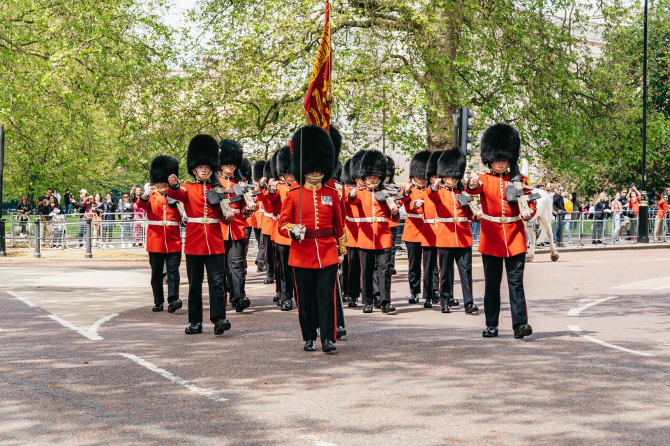London: Changing of the Guard Tour by Buckingham Palace - Weather reality: wet change still happens (sometimes)