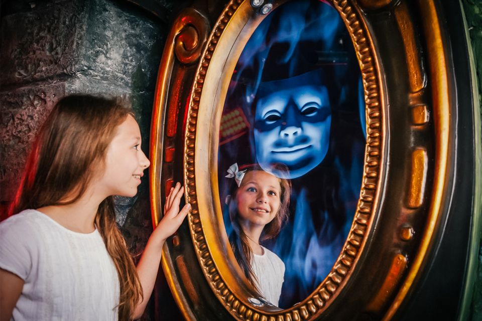 London: DreamWorks Shrek's Adventure Tour - Entering Far Far Away on the Magical 4D Bus