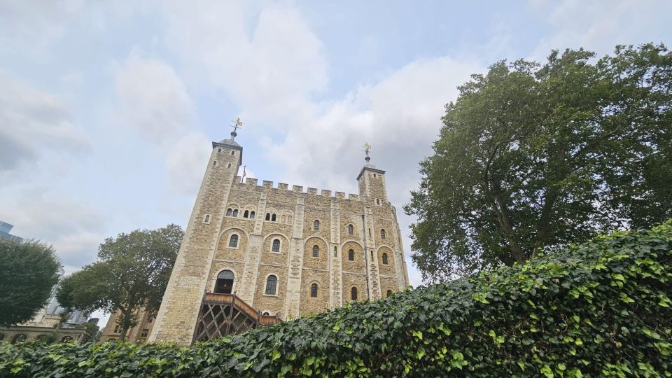 London: Easy Access Tower of London and Crown Jewels Tour - Tower Hill start: a smarter way to begin at the Tower