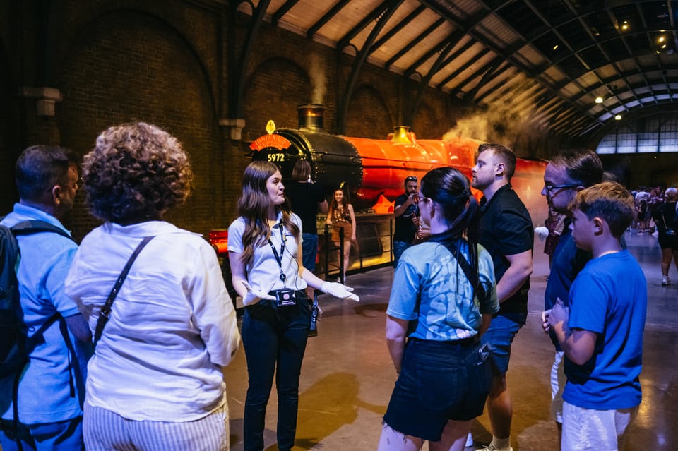 London: Fully-Guided Making of Harry Potter Tour - Hogwarts Express and Platform 9 ¾: the photo line bypass