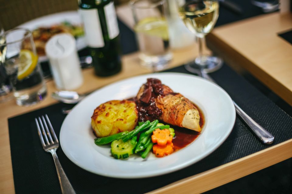 London: River Thames Dinner Cruise - 3-Course British Dinner: The Meal, the Portions, and the Food Rules