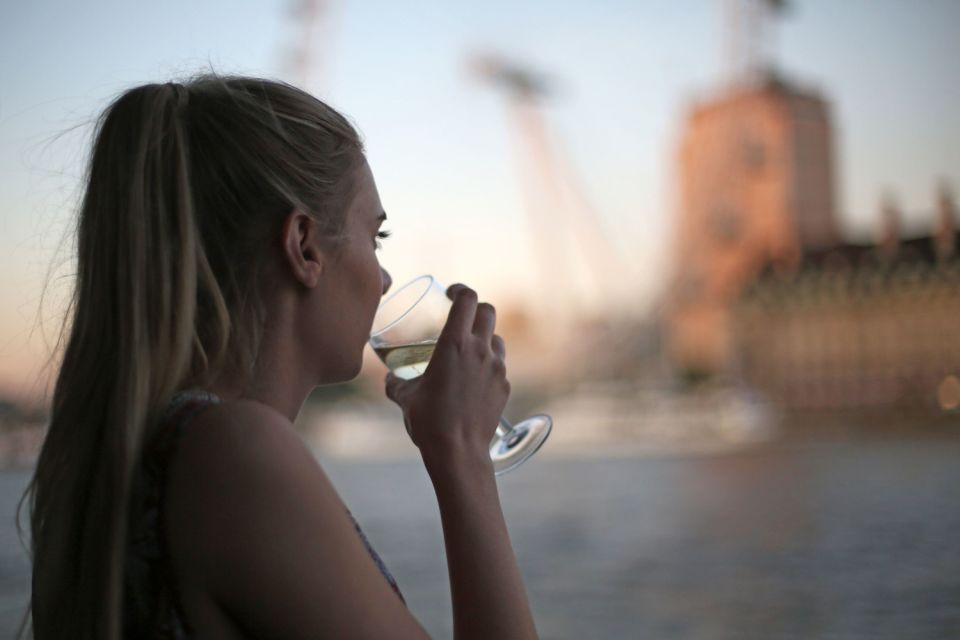 London: River Thames Evening Cruise with Bubbly and Canapés - Live Music and the On-Board Atmosphere