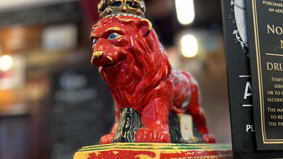 London: Royal Historic Pubs Walking Tour - The pacing in 2.5 hours: short walks, clear stops, and one watch-out