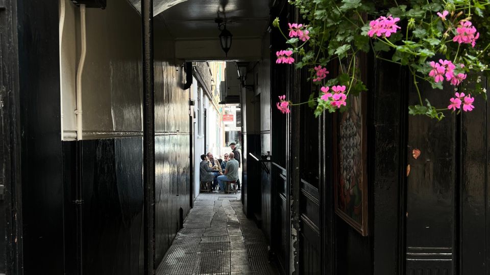London: Royal Historic Pubs Walking Tour - Four royal pubs: how the beer sampling works in real life