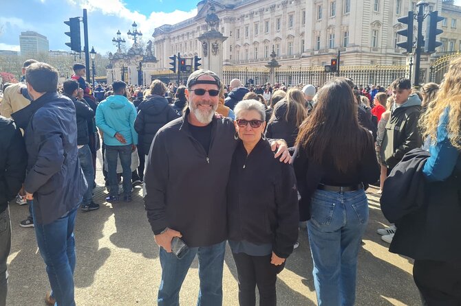 London Sightseeing Private Black Cab Tour with Hotel Pick Up - Leicester Square, Piccadilly Circus, and Shaftesbury Avenue: the West End switch