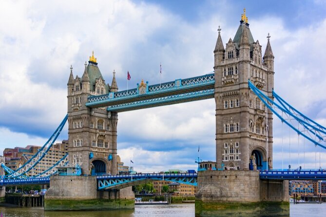 London Sightseeing Walking Tour with 30+ sights - Lunch near Tower Hill and the one Tube journey that keeps you sane