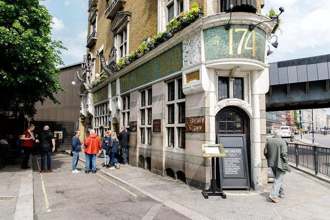 London Small Group Tour of Historical Pubs - The practical setup: small group, clear start, easy finish