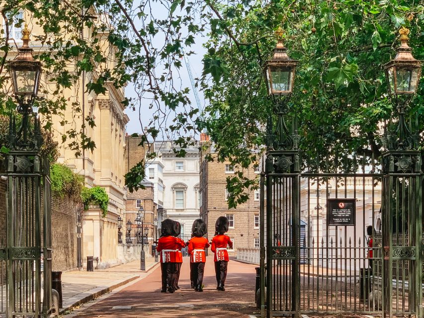 London: Westminster and Changing of the Guard Tour - Horse Guards Parade at Whitehall: the finale that feels big