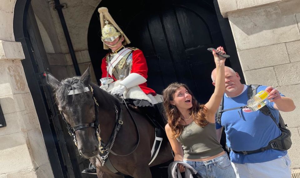 London: Westminster and Changing of the Guard Tour - Buckingham Palace photo stop: quick, useful, not a full detour