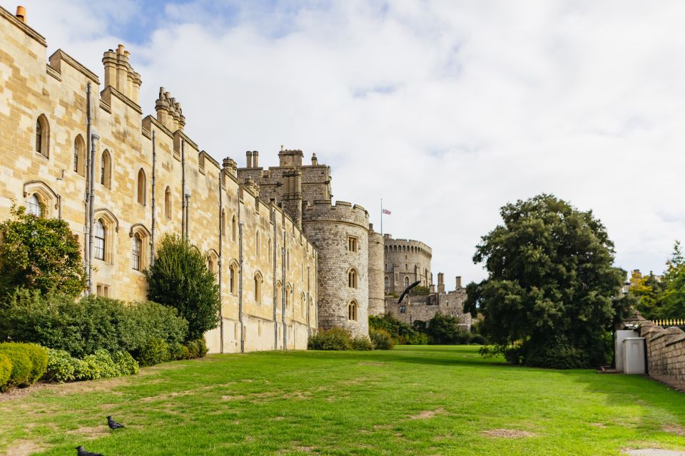 London: Windsor Castle, Stonehenge & Bath Full-Day Tour - Stonehenge: a short visit with wind, audio, and clear structure