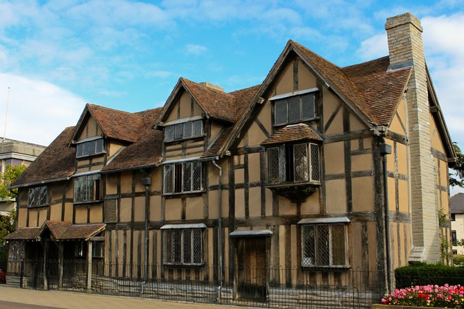 Oxford, Stratford, Cotswolds & Warwick Castle Tour from London - Coach comfort and multi-language commentary