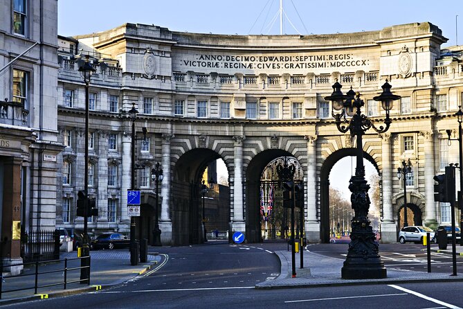 Private Tour: Black Taxi Tour of London - Big Ben Moments and Trafalgar Square Drive-Bys