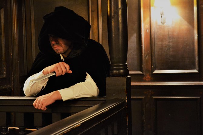 The Cloak and Dagger Tour in London - Starting at the George Inn: where the story clock begins