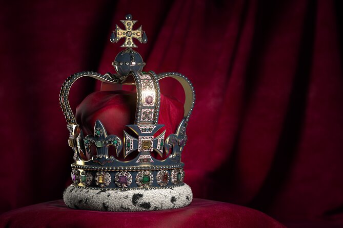 Tower of London: Crown Jewels & Beefeater Opening Ceremony - Thames River Cruise and the Walk to Buckingham Palace