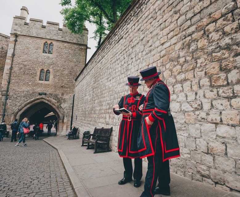 Ultimate Tower of London, Beefeater Welcome & Crown Jewels - Inner Ward and the Ravens Den: where the Tower feels personal