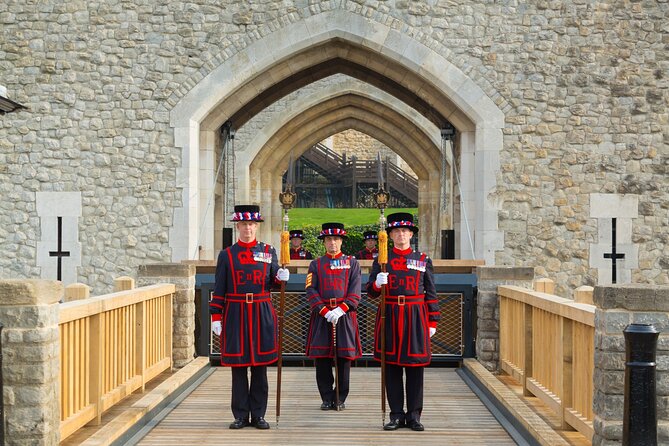 VIP Tower of London and Crown Jewels Tour with Private Beefeater Meet & Greet - Walking Route and Pacing: What “Small Group” Really Feels Like