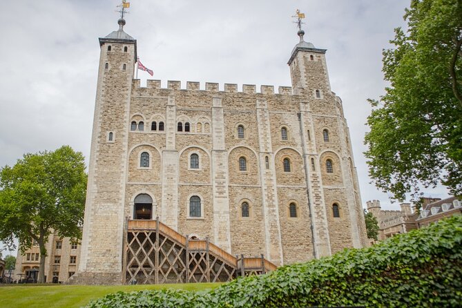VIP Tower of London and Crown Jewels Tour with Private Beefeater Meet & Greet - The Beefeater Meet-and-Greet: Your Yeoman Warder Q&A Moment