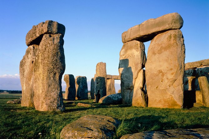 Windsor, Stonehenge and Bath Day Trip from London Spanish - Stonehenge: One Hour, the Visitor Centre, and the Solstice Story